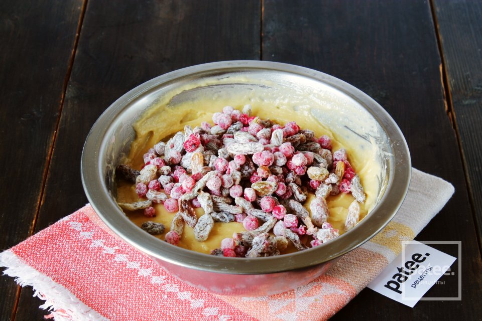 Кекс с изюмом и красной смородиной - Шаг 11