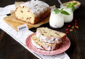 Кекс с изюмом и красной смородиной