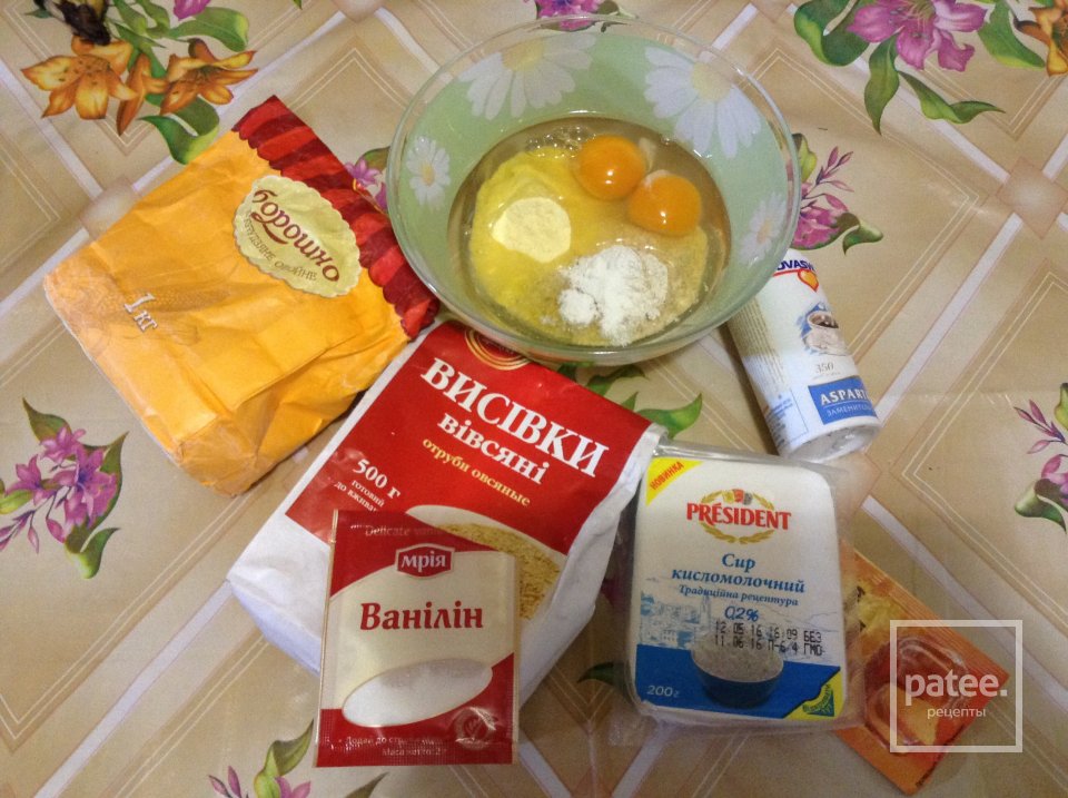 Розовые ПП сырники с клубникой ПП - Шаг 1