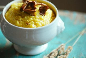 Кукурузная каша с жареными лисичками