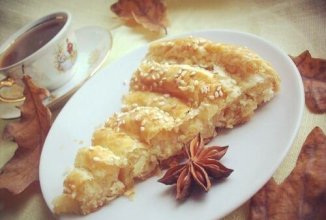 Слоеный пирог с сыром