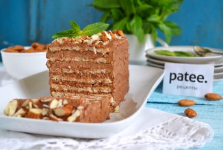 Десерт из печенья с шоколадным кремом и миндалем