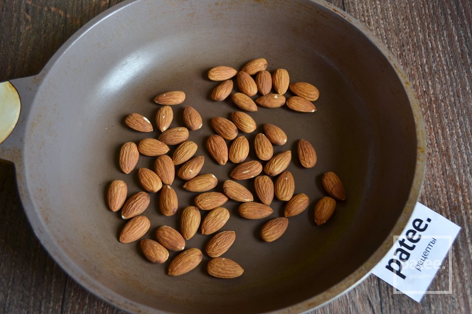 Десерт из печенья с шоколадным кремом и миндалем - Шаг 2