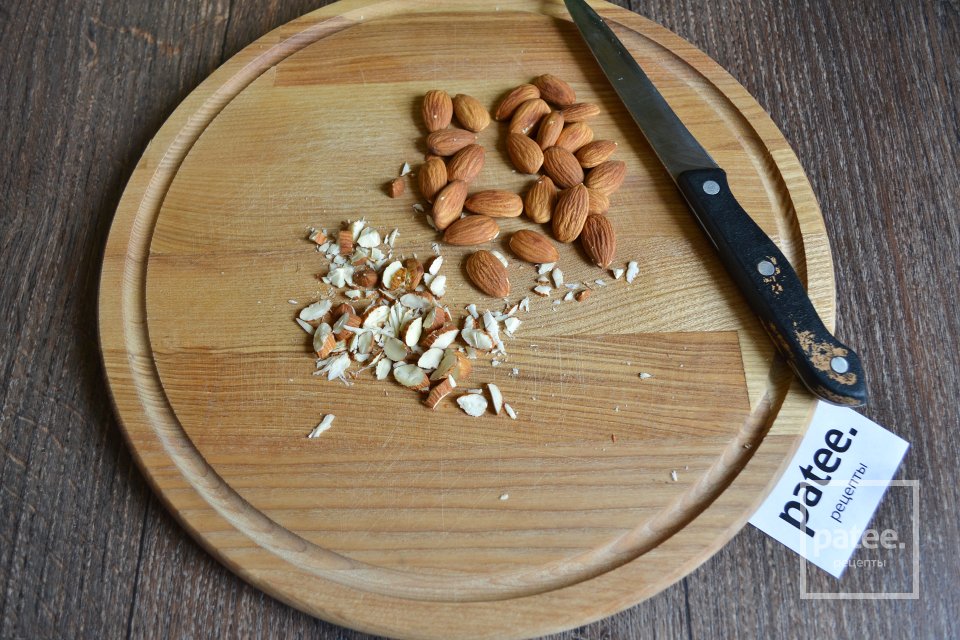 Десерт из печенья с шоколадным кремом и миндалем - Шаг 9