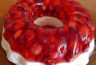 Клубничное желе с творожным кремом