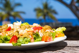 Салат Барракуда с авокадо, креветками и рыбным соусом