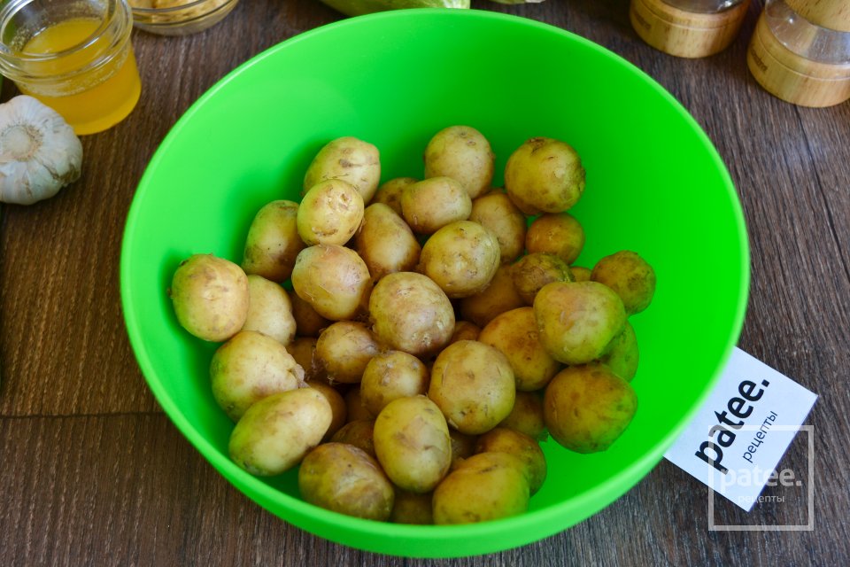 Куриные голени с картошкой в духовке - Шаг 2