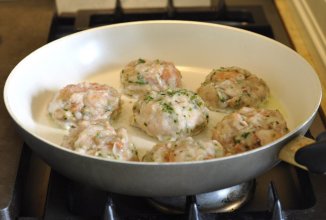 Рыбные котлеты под соусом