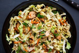 Пряный китайский салат с курицей и кунжутом