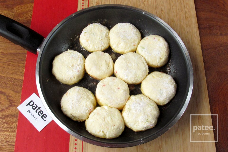 Сырники с цукатами - Шаг 10