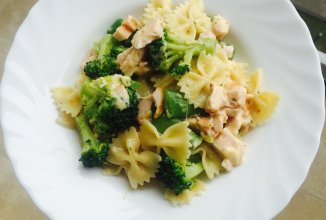 Паста с брокколи и копченой индейкой