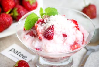 Рисовая каша с йогуртом и клубникой