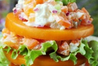 Мильфёй-салат из хурмы, овощей и брынзы

.