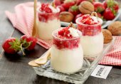 Творожный десерт с клубникой