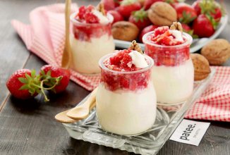 Творожный десерт с клубникой