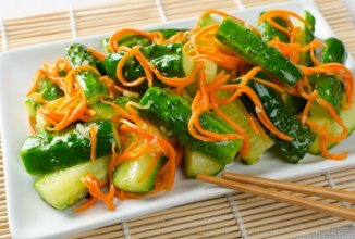 Острый салат из моркови, огурцов и имбиря

.