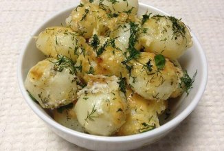 Молодой картофель в сметанном соусе .