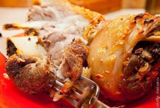 Свиная Рулька в чесночном соусе .