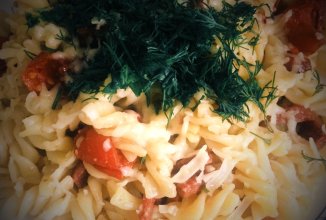 Паста с салями и консервированными томатами.