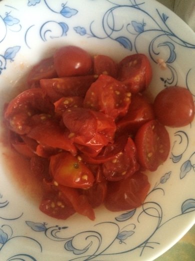 Паста с салями и консервированными томатами. - Шаг 1