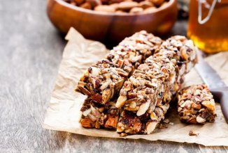 Злаковые кубики с бананами и миндалём