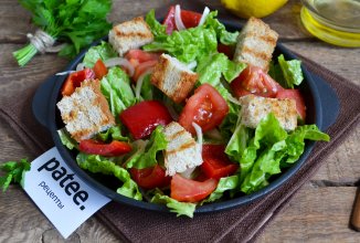 Деревенский салат с сухариками