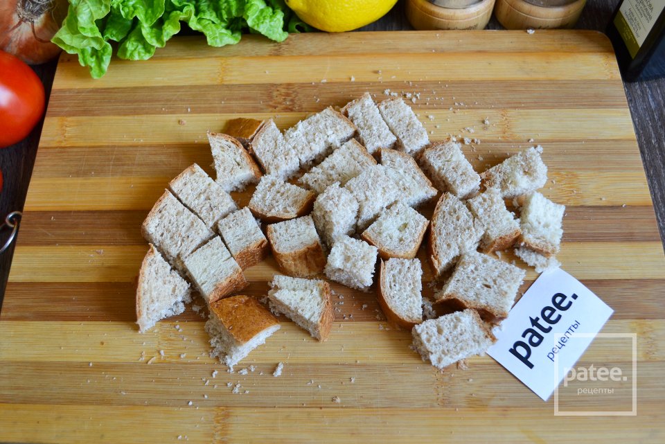 Деревенский салат с сухариками - Шаг 2