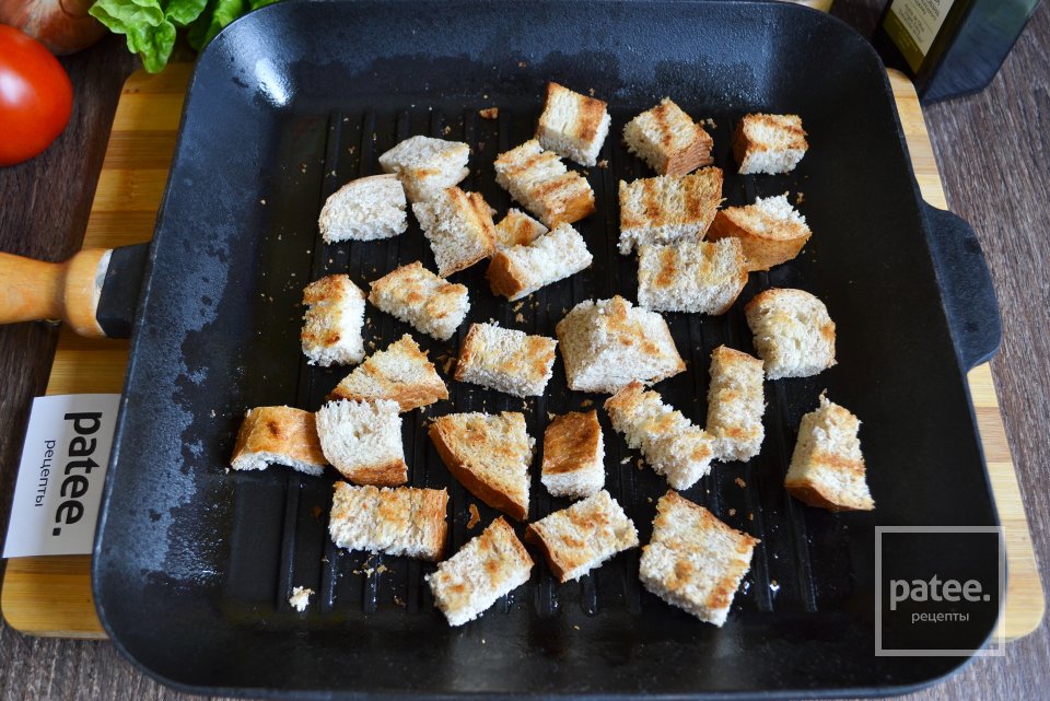 Деревенский салат с сухариками - Шаг 3