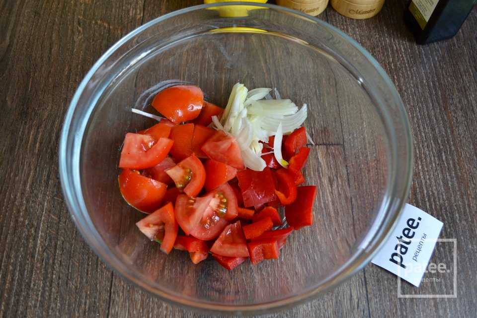 Деревенский салат с сухариками - Шаг 7