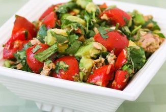 Быстрый салат из авокадо и тунца