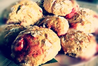Английские сконы с клубникой