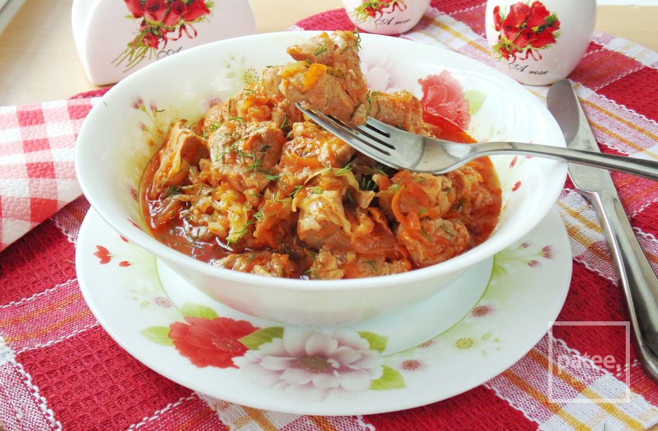 Рулька свиная тушеная с капустой в кастрюле. Вкусная тушёная капуста с мясом. Очень вкусная тушеная капуста. Капуста тушёная с свининой рецепты. Свинина с картошкой и капустой.