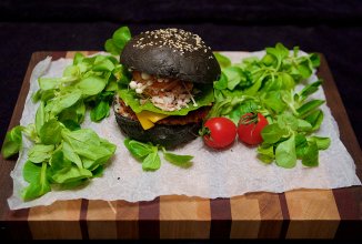 Черный бургер с крабами, неркой и грибным соусом