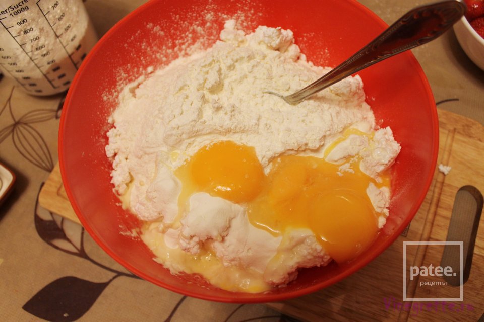 Jahodové knedlíky z tvarohového těsta/ Клубничные кнедлики из творожного теста - Шаг 2