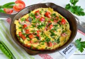 Омлет с помидорами, болгарским перцем и сыром