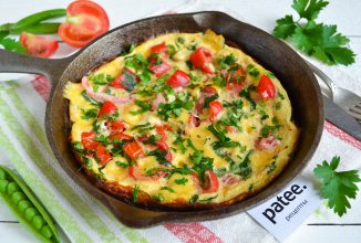 Омлет с помидорами, болгарским перцем и сыром