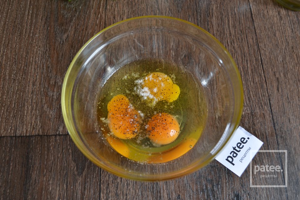 Омлет с помидорами, болгарским перцем и сыром - Шаг 3