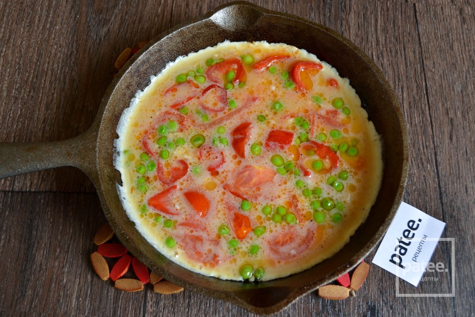 Омлет с помидорами, болгарским перцем и сыром - Шаг 10