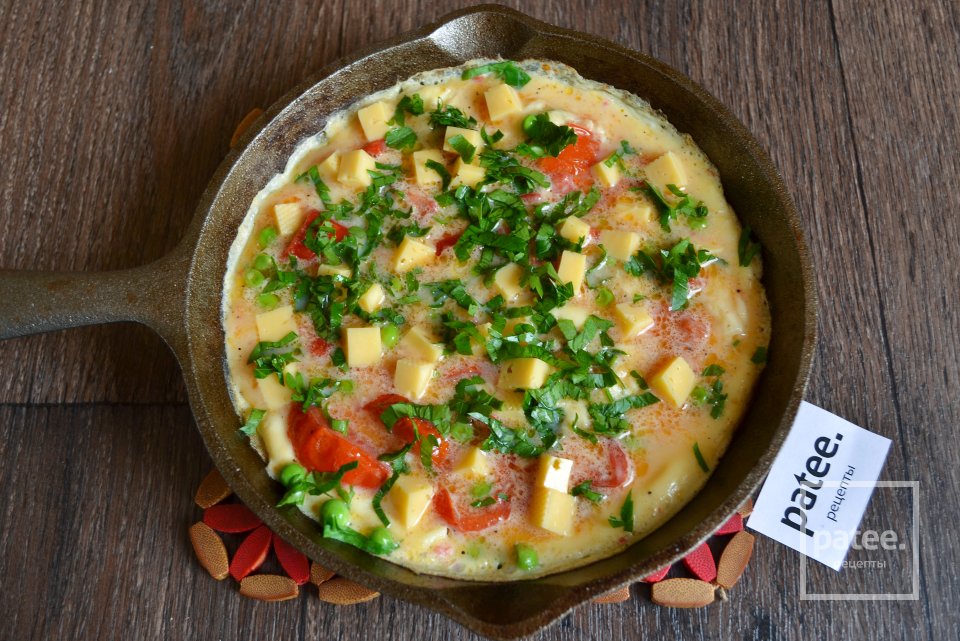 Омлет с помидорами, болгарским перцем и сыром - Шаг 12