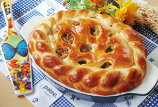 Дрожжевой пирог с мясом и капустой