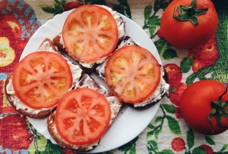 Бутерброды  с чесноком и помидорами🍅