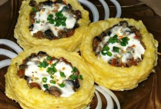 Картофельные гнезда с грибами, в чесночно-сметанном соусе