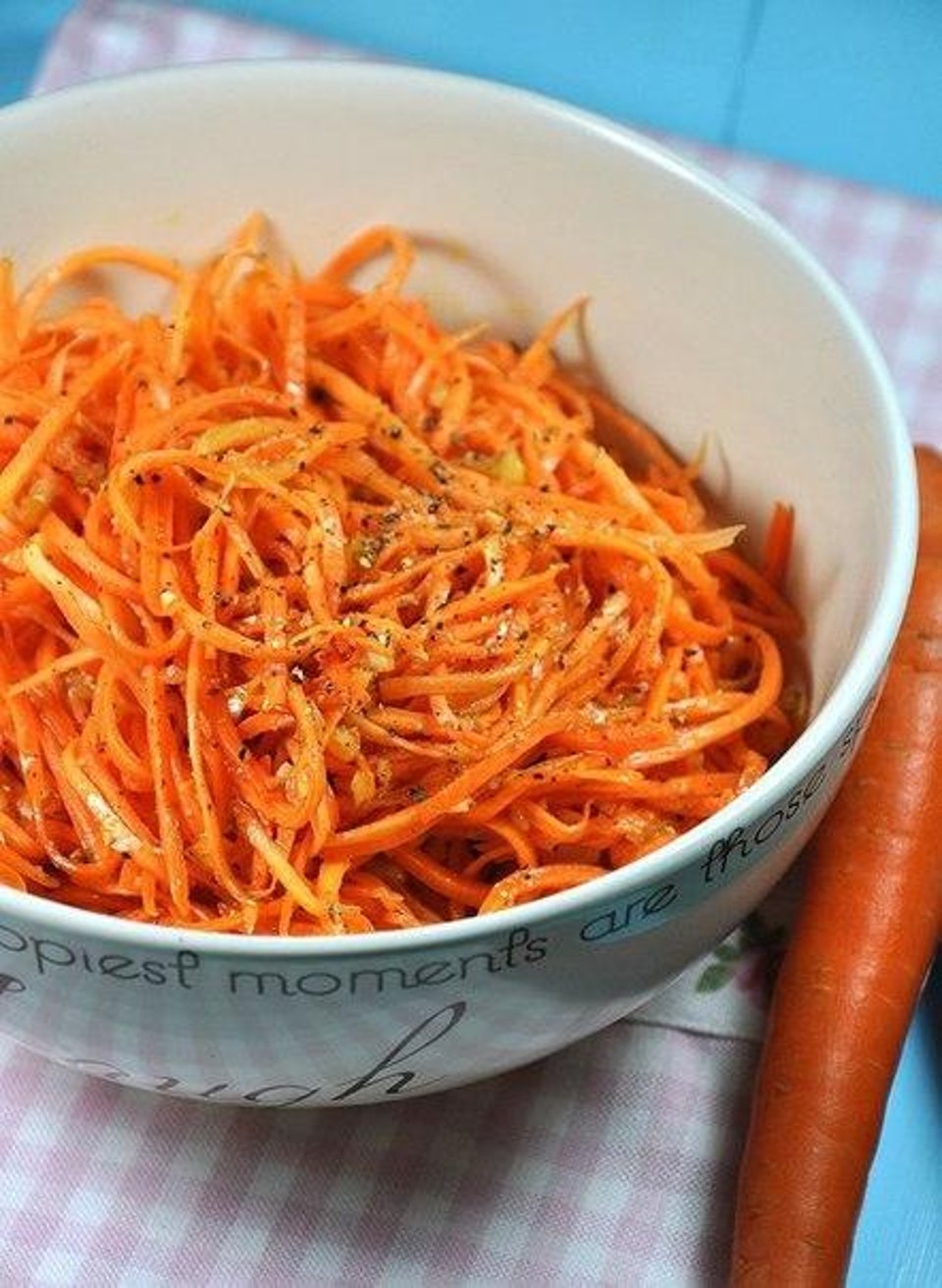 Смешивание моркови с маринадом