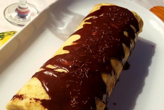 Нежный рулет со сметанным кремом и абрикосами