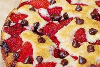 Клубнично-шоколадный пирог