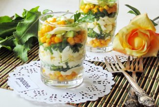 Салат из щавеля с зеленым луком и кукурузой