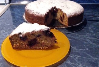 Шарлотка с вишней на ягодном йогурте