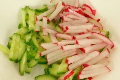 Окрошка с ветчиной на сыворотке - приготовление