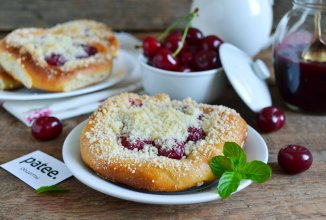 Плюшки с вишней и штрейзелем