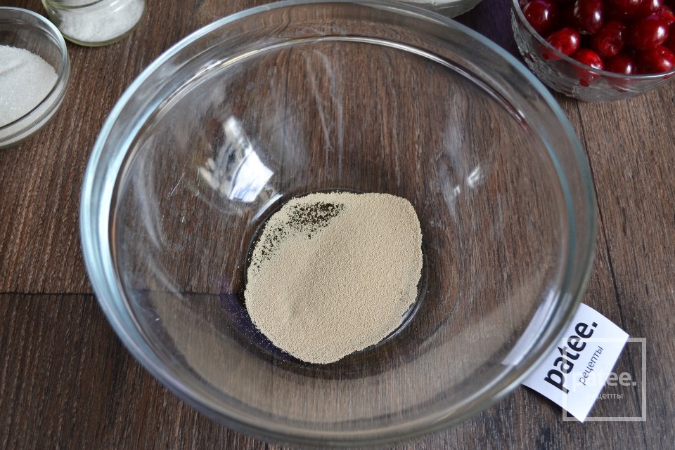 Плюшки с вишней и штрейзелем - Шаг 2